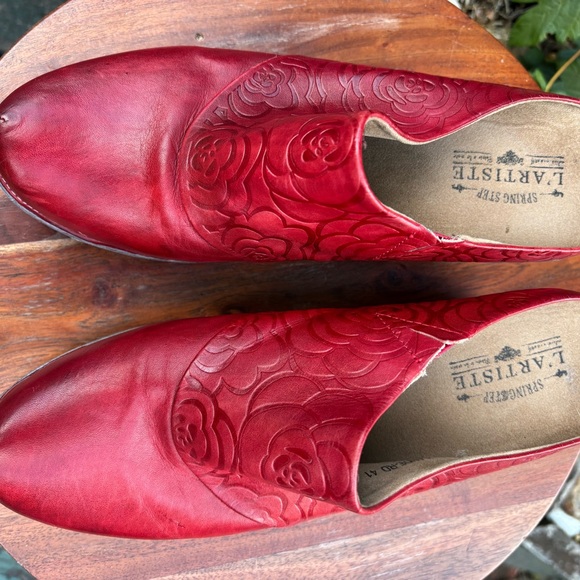 L’artiste size 9.5 (41) Elegant Red Embossed Leather Mules - Picture 6 of 7